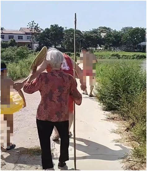 50岁孙子游野泳，90岁奶奶拖着长棍打，网友：孙子长不大，奶奶也不会老 | 潇湘晨报网