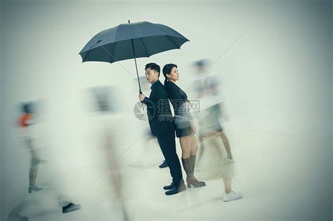 拿着雨伞的商务男女站在人群中高清图片下载-正版图片507657118-摄图网