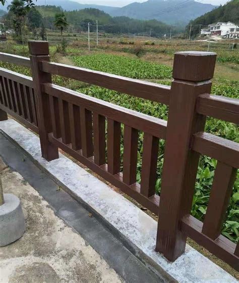 PVC花园护栏 社区花坛用 PVC护栏厂家 加厚材质 不易褪色