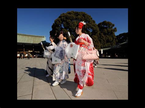 实拍日本女孩成人礼，穿五颜六色和服，这一天后可吸烟喝酒结婚