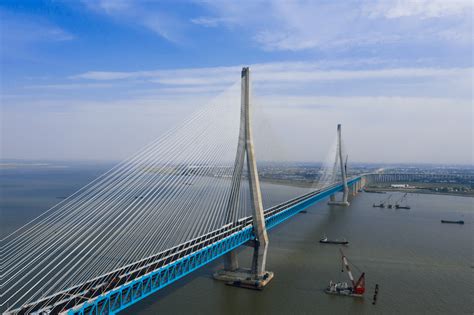 一桥飞架，“江南江北”变“桥南桥北”，沪通长江大桥预计年内通车，将进一步助推长三角一体化发展进程