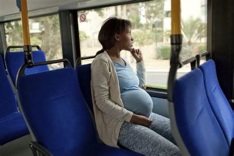 坐公交车给孕妇让座，下车，见到孕妇老公，我们都傻眼了！