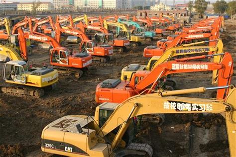 中国引进3000吨“巨型挖掘机”！装备8个心脏运行！一天挖空一座山_腾讯视频