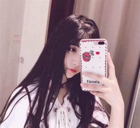黄发遮脸甜美女生头像