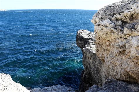 浩瀚的大海蔚蓝无垠海的岩石海岸悬崖高清图片下载-正版图片506279493-摄图网