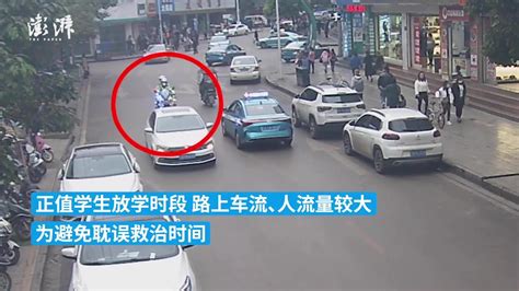 女孩在学校门口被摩托车撞伤，警车鸣笛开道送医_凤凰网视频_凤凰网