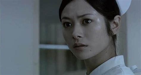 #电影安利#《感染 Kansen》2004年日本电影，典型的日式恐怖电影，整个故事发生在一个医院里，由于医院设备陈旧，针头重复使用。由于大夫和 ...