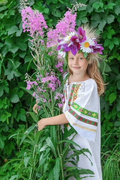 年轻女孩手花圈绿色植物围巾装饰高清图片下载-正版图片504981861-摄图网