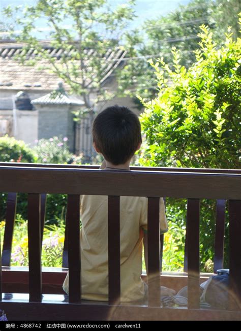静静的坐着的儿童的背影高清图片下载_红动中国
