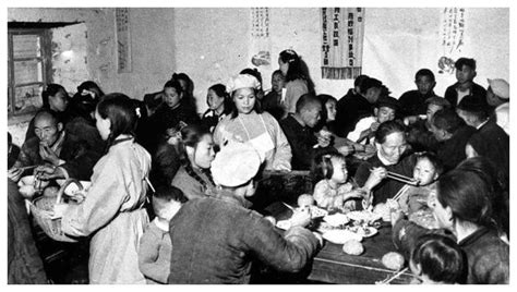 中国人在前苏联工地干活的老照片，环境恶劣，集体吃大锅饭_凤凰网