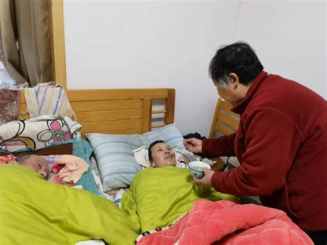 儿媳病逝后，东北婆婆和儿子留在湖南照顾瘫痪亲家老两口3年