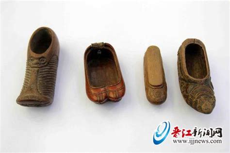 晋江一鞋迷收藏近千双鞋子 想开家鞋博物馆 - 奇闻异事 - 东南网泉州频道
