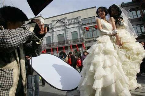 同性恋情侣北京前门大街拍婚纱照(组图)_资讯_凤凰网
