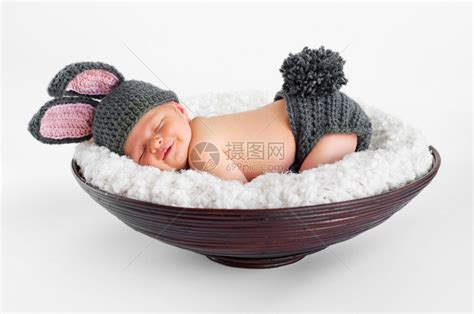 八天大的微笑新生男婴戴着耳朵和尾巴高清图片下载-正版图片502521477-摄图网