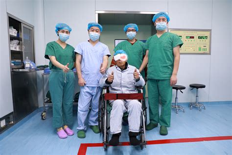 深圳市眼科医院专家李维义在我院眼科开展免费白内障手术 - 旺苍县人民医院