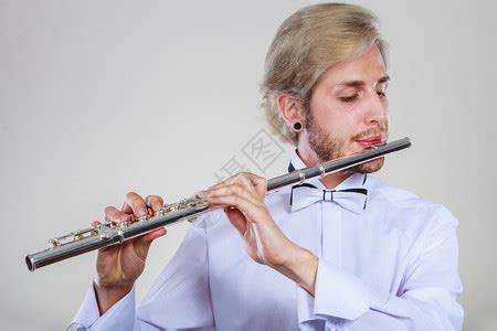 吹风笛的男音乐家演唱员带乐器的年轻优雅时尚男子吹笛员长高清图片下载-正版图片307184654-摄图网