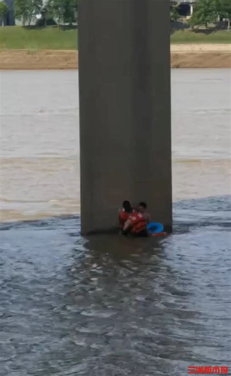 两少年野泳被困江中，株洲水警紧急出动营救-新闻内容-三湘都市报