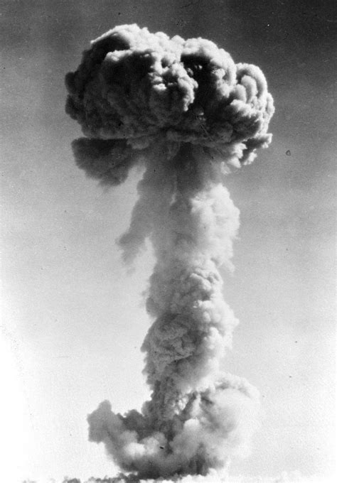 中国第一颗氢弹原子弹爆炸瞬间 遮天蔽日 震撼心灵