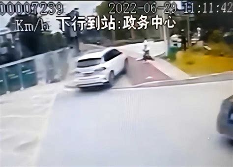 女子驾车撞人拖行一公里浑然不知，疑似酒驾。_腾讯视频