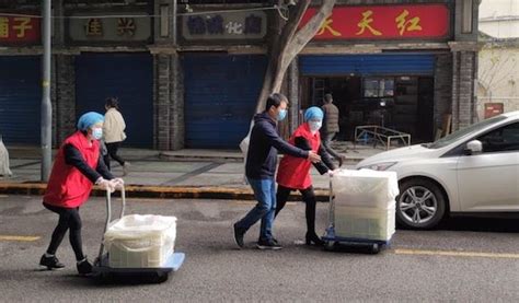 记者实地探访北京多个社区：疫情防控，快递外卖限制进入 | 北晚新视觉