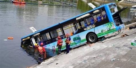 今天 下午建湖开辛庄 公交车发生车祸，乘客被甩出车外_搜狐汽车_搜狐网