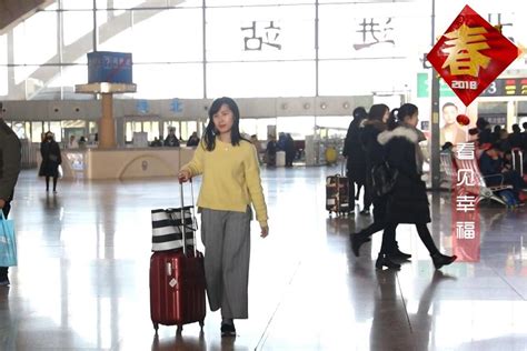分享生活憧憬新年！河北卫视系列宣传片走进石家庄火车站访南来北往旅客