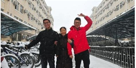 武汉这位大学宿管阿姨，靠眼睛就把楼栋700名学生认全了_武汉_新闻中心_长江网_cjn.cn