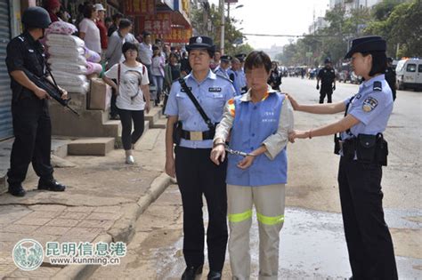 武汉警方称做好事被铐女孩曾多次蹭警车去酒吧_武汉_新闻中心_长江网_cjn.cn