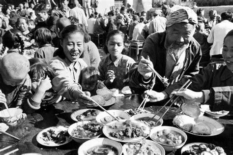 1958年的公共食堂老照片，充满争议的“大锅饭”时代 - 派谷老照片修复翻新上色