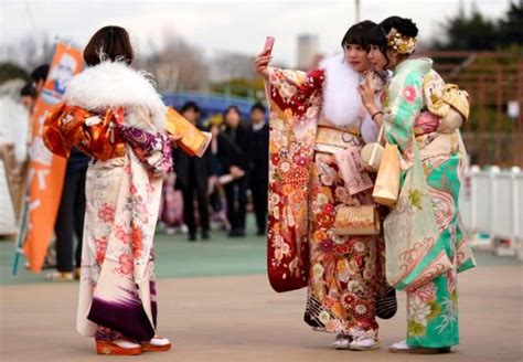 日本举行成人礼，美少女身穿和服庆祝自己正式成年|和服|美少女|成人礼_新浪新闻
