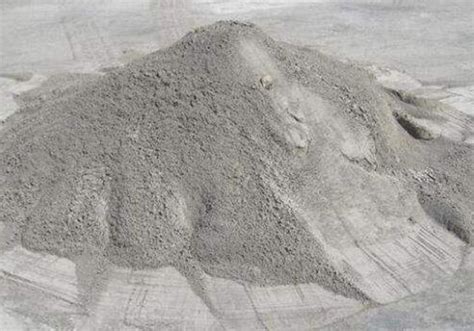 一种早强型硅酸盐水泥基自流平砂浆及制备方法与流程
