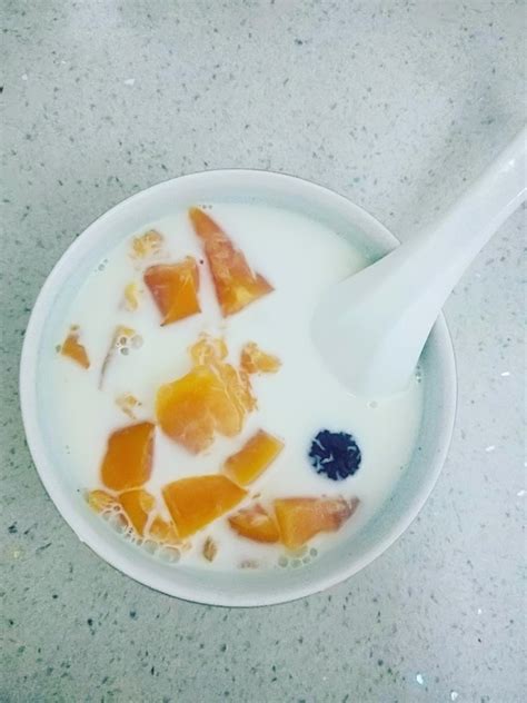 【木瓜桃胶炖牛奶的做法步骤图，怎么做好吃】Miss_Sugaroo0_下厨房