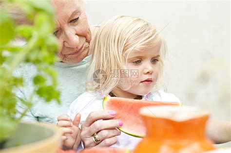 奶奶和孙女一起吃西瓜高清图片下载-正版图片501459457-摄图网