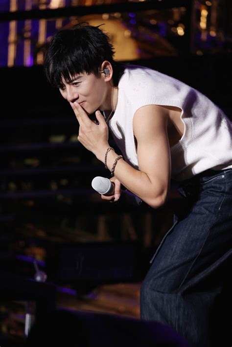 张杰演唱会高清图图片