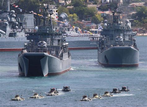 俄军6艘登陆舰驰援黑海 强势应对北约威胁_凤凰网