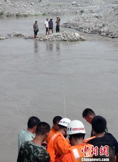 新疆和田玉龙喀什河再发洪水 4名挖玉人被困孤岛_新浪新闻