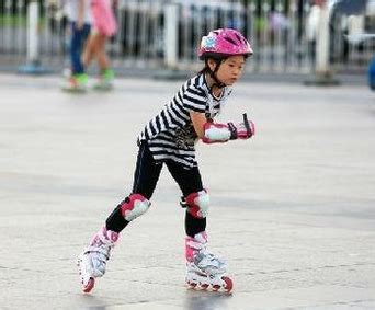 十几岁的女孩在室内溜冰场上练习花样滑冰高清图片下载-正版图片504502276-摄图网
