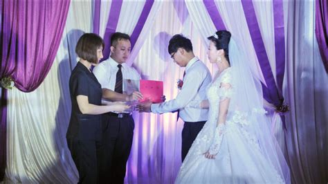 婚礼现场新郎“强吻”新娘，太激动了，好不容易娶到手了_腾讯视频