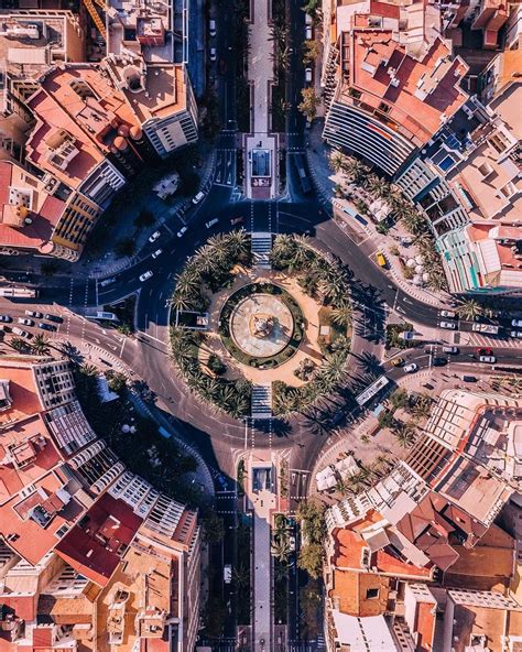 巴塞罗那，是西班牙第二大城市。其独特的城市规划和建筑|城市规划|巴塞罗那|西班牙_新浪新闻
