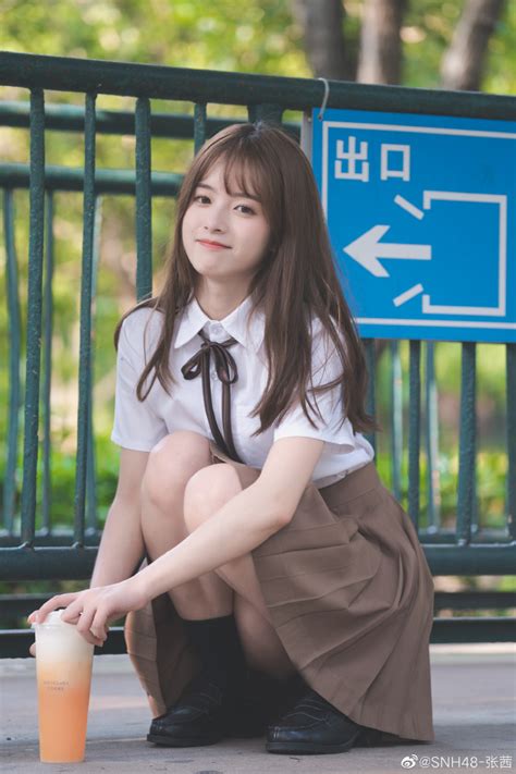 美少女歌手SNH48-王奕迷人制服写真美照
