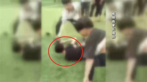 2名男学生遭同龄人殴打被逼互相舌吻(图)(含视频)_手机新浪网
