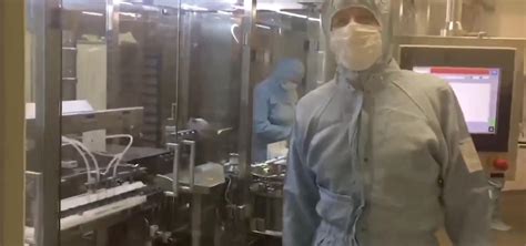 俄卫生部发布新冠病毒疫苗生产视频：画面展示制药人员如何进行工作