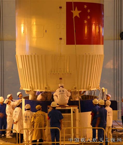 2008年6月18日神舟七号运载火箭和飞船，“神箭”和“神舟”在垂直装配厂房对接装配_中国载人航天官方网站