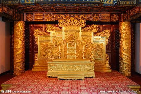 清朝皇帝坐了200多年的龙椅是纯金打造的吗,坐着舒服吗?
