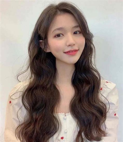 发型温柔卷发女生头像