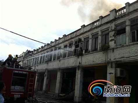 突发丨武威东路冷库发生火灾，从附近高架上能看到大量烟雾 - 周到上海