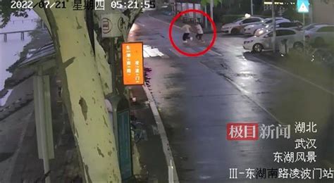 东湖凌波门小伙两次跳湖轻生 辅警奋力救其上岸凤凰网湖北_凤凰网