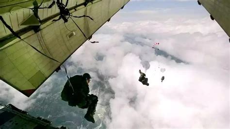 汶川地震发生后，救援队员为什么不坐直升机，而是选择空降跳伞？-搜狐大视野-搜狐新闻