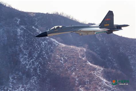 歼-16低空飞行表演，狂甩干扰弹，重型战机太“燃”了！