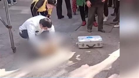 女子将幼童抱走从楼顶扔下致死 已被刑拘_凤凰网视频_凤凰网
